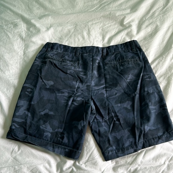GAP Men’s 36” waist, 8” inseam camouflage cotton shorts. Good condition. - Picture 2 of 6